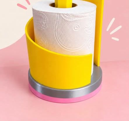 Portarrollo amarillo en forma de lápiz con un rollo de papel